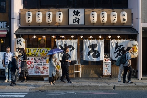 日本財務部周三公佈的數據顯示，8月出口同比增長5.6%，低於前一個月的10.2%，也低於經濟學家10.6%的普遍預期。日本出口連續第九個月增長，不過增速有所放緩，這一結果凸顯出經濟復蘇的不平衡狀況。日本央行本周將舉行貨幣政策會議，弱於預期的數據可能會讓日本央行官員在本周召開會議時，有另一個理由維持政策穩定。