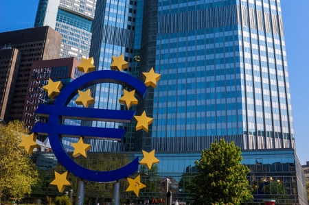 Por Julio AlvesInvesting.com – O Banco Central Europeu (BCE) decidiu nesta quinta-feira reduzir sua principal taxa de juros em 0,25%, para 3% ao ano. A medida, segundo a instituiçã