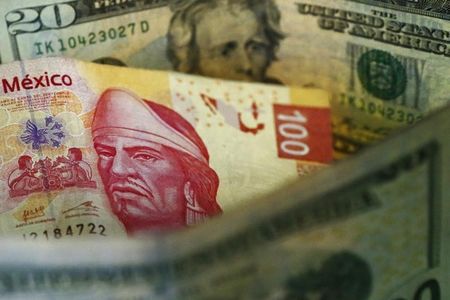 Investing.com -El peso mexicano inicia la semana presionado frente al dólar estadounidense mientras los inversionistas se preparan para una semana intensa en la que se prevé que tanto la