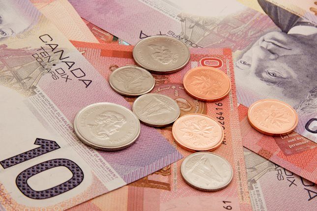 El Dólar estadounidense sigue cotizando firme frente a su contraparte canadiense más débil.