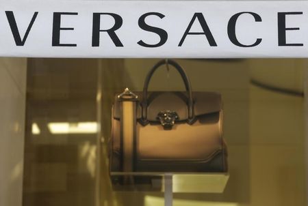 Cổ phiếu Capri Holdings (NYSE:CPRI) tăng tới 7% trong phiên giao dịch trước giờ mở cửa vào thứ Hai sau khi Women’s Wear Daily (WWD) đưa tin rằng công ty đang tìm kiếm những người mua tiềm năng cho các