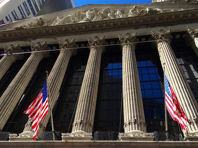 El S&P 500 marcó un máximo diario en 6.069, atrayendo vendedores que arrastraron el índice a un mínimo de tres semanas no visto desde el 27 de noviembre en 5.983.