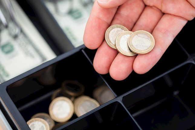 Cặp EUR/USD vẫn trong mô hình giữ giá vào thứ Tư, dao động quanh mốc 1,0500. Bất chấp những nỗ lực gần đây để đạt được lực kéo, Đường trung bình động giản đơn (SMA) 20 ngày gần 1,0550 vẫn tiếp tục hoạt động như một rào cản đáng gờm, ngăn cản cặp tiền này thiết lập xu hướng mang tính xây dựng hơn. Những người tham gia thị trường hiện đang trông chờ vào quyết định sắp tới của Cục Dự trữ Liên bang (Fed) để có những tín hiệu định hướng mới.