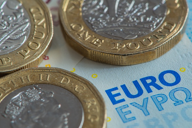 El EUR/GBP detiene su racha de tres días de pérdidas, cotizando alrededor de 0,8250 durante las primeras horas europeas del jueves.