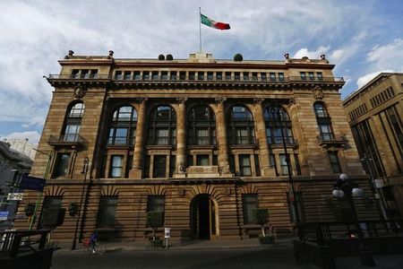 Investing.com - El Banco de México (Banxico) decidió cerrar el 2024 con un nuevo recorte a la tasa de interés unos 25 puntos base (PB) para bajarla hasta un nivel de 10.00%. De es