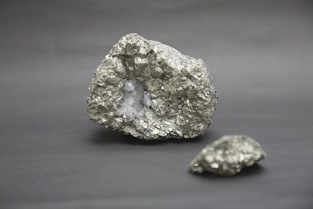 Giá bạc (XAG/USD) tiếp tục chuỗi giảm bắt đầu từ ngày 12 tháng 12, giao dịch quanh mức 28,90$ mỗi ounce trong phiên giao dịch châu Á vào thứ Sáu.