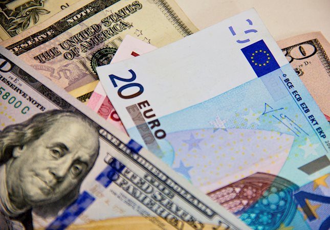 Después de sufrir una fuerte caída de más del 1% el miércoles, el EUR/USD logró un pequeño rebote al final de la semana, sumando un 0,28% para cotizar cerca de 1.0395 el viernes.