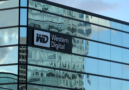 Investing.com - Các nhà phân tích của Benchmark đã hạ xếp hạng  Western Digital  Corp (NASDAQ:WDC) xuống mức "Giữ" vào thứ Năm, trích dẫn các thách thức ngày càng gia tăng có thể ảnh hưởng đến hiệu su