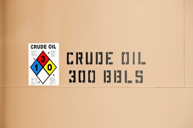 Giá dầu thô đang chuyển sang màu đỏ vào thứ Hai, với WTI dao động quanh mức 69 đô la, với đà tăng của châu Á nhanh chóng biến mất trước phiên giao dịch của Hoa Kỳ vào thứ Hai. Nhu cầu về dầu dường như lại chững lại, theo dữ liệu Vortexa gần đây do Bloomberg công bố, cho thấy khối lượng dầu thô thả nổi đang tăng 7% so với tuần trước trong bối cảnh nhu cầu lại chậm lại.
