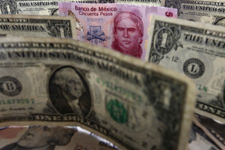 Investing.com - El peso mexicano inicia la sesión de este jueves, 26 de diciembre, manteniéndose estable frente al dólar estadounidense en una sesión en la que se esperan b