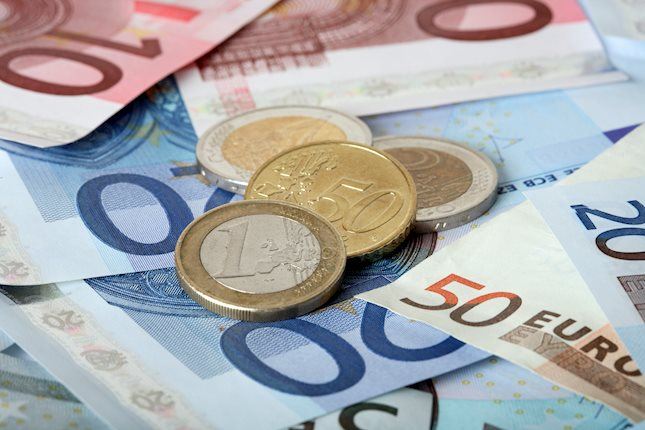 EUR/USD đã giảm xuống vào thứ Hai, giảm trở lại dưới mức 1.0400 khi thị trường tiếp tục biến động trong kỳ nghỉ lễ cuối năm. Khối lượng thị trường rộng lớn đang bị hạn chế và các nhà đầu tư không tìm thấy lý do gì để đẩy tài sản đi quá xa theo cả hai hướng, nhưng một đợt mới của khẩu vị rủi ro hạ nhiệt đã đưa hầu hết các giỏ tài sản trở lại mức thấp của tắc nghẽn ngắn hạn.