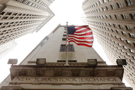 Investing.com – Estratégias do HSBC projetam que as ações norte-americanas devem se valorizar no primeiro semestre de 2025, apesar da volatilidade recente, provocada por ren