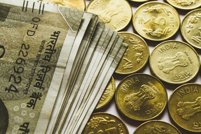 La Rupia india (INR) se mantiene estable el lunes después de cerrar en un mínimo histórico en la sesión anterior.