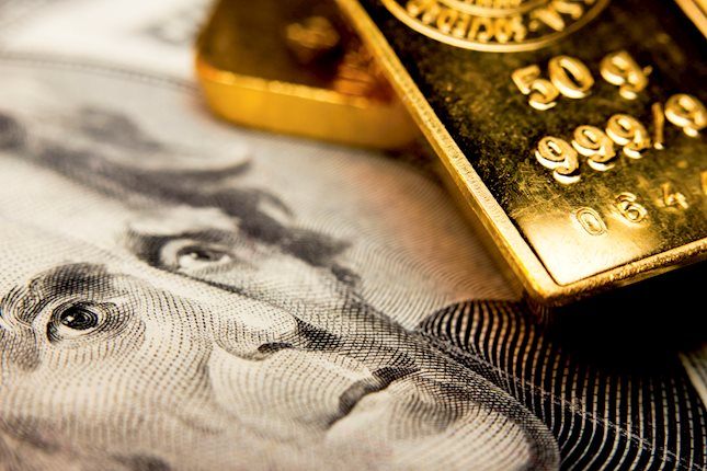 Los precios del Oro se mantuvieron estables al comienzo de la semana a pesar de que el Dólar está siendo golpeado.