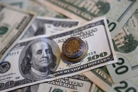 Investing.com - El peso mexicano inicia la sesión de este miércoles, 8 de enero, acentuando su caída frente al dólar estadounidense en medio de la incertidumbre sobre las p