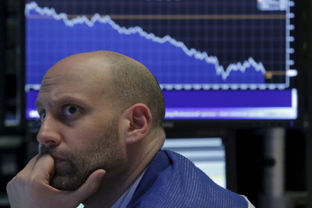 Investing.com – Los inversores han redirigido sus capitales hacia activos de menor riesgo, impulsando los fondos del mercado monetario con entradas de 143.200 millones de dólares, el mont