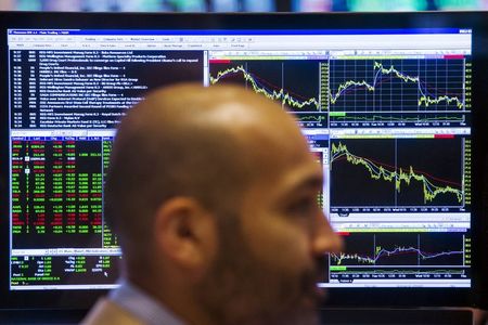 Investing.com -- El efectivo acaparó la mayor parte del interés de los inversores, destacándose como el destino preferido en un contexto de cautela. Mientras tanto, las criptomonedas vivieron una sema