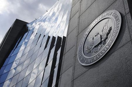 Investing.com - Ủy ban Chứng khoán và Giao dịch, dưới sự lãnh đạo mới do Tổng thống Donald Trump lựa chọn, đã thông báo rút lại một khuôn khổ gây tranh cãi vạch ra các yêu cầu tiết lộ nghiêm ngặt đối
