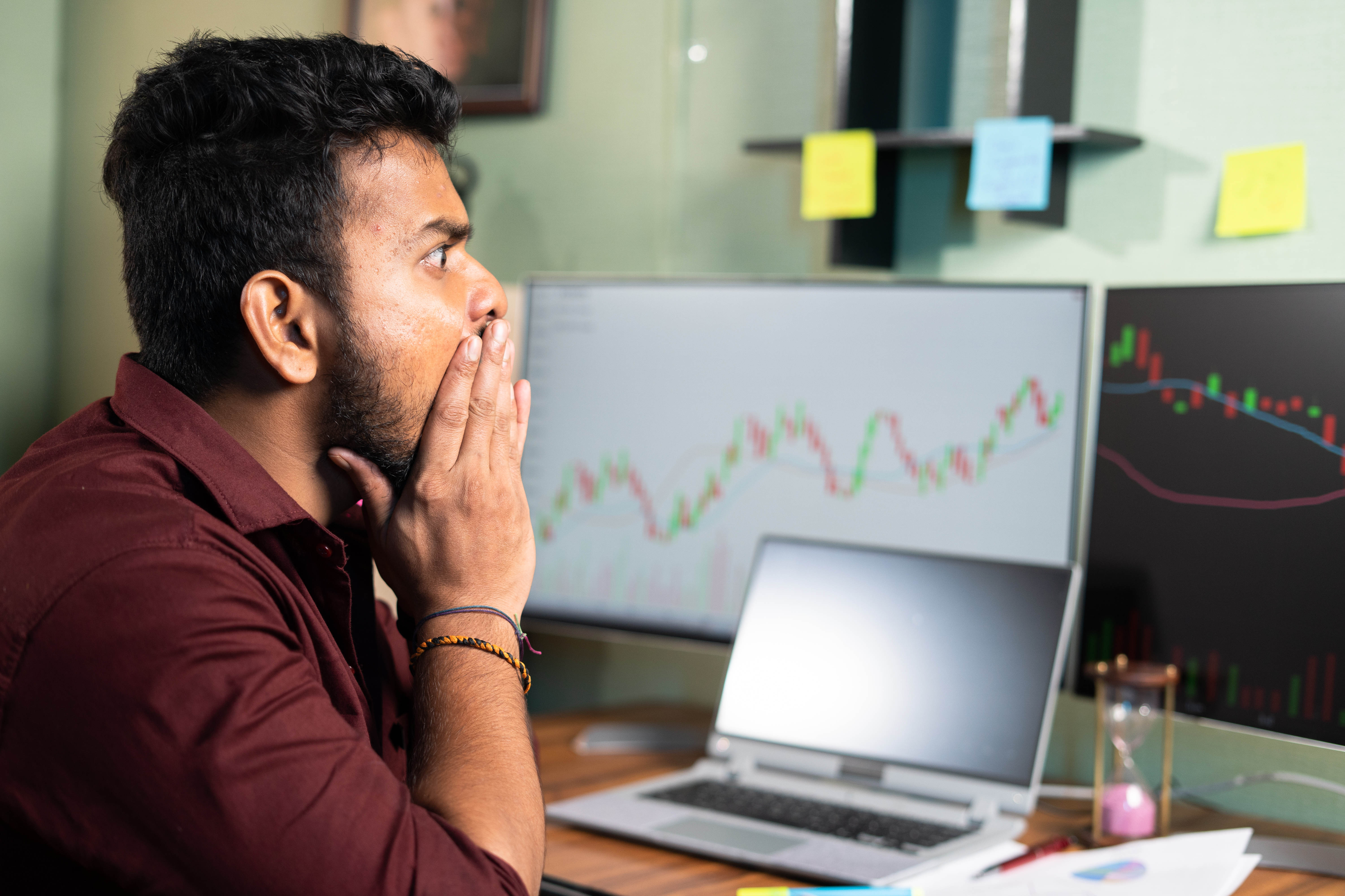 Key PointsThere are some early signs that Nvidia's AI chip dominance could be cracking.In an effort to reduce their dependence, customers are diversifying supply chains. However, a push for sovereign AI could support Nvidia's near-term performance.  Long-term investing is usually the key to sustaina...