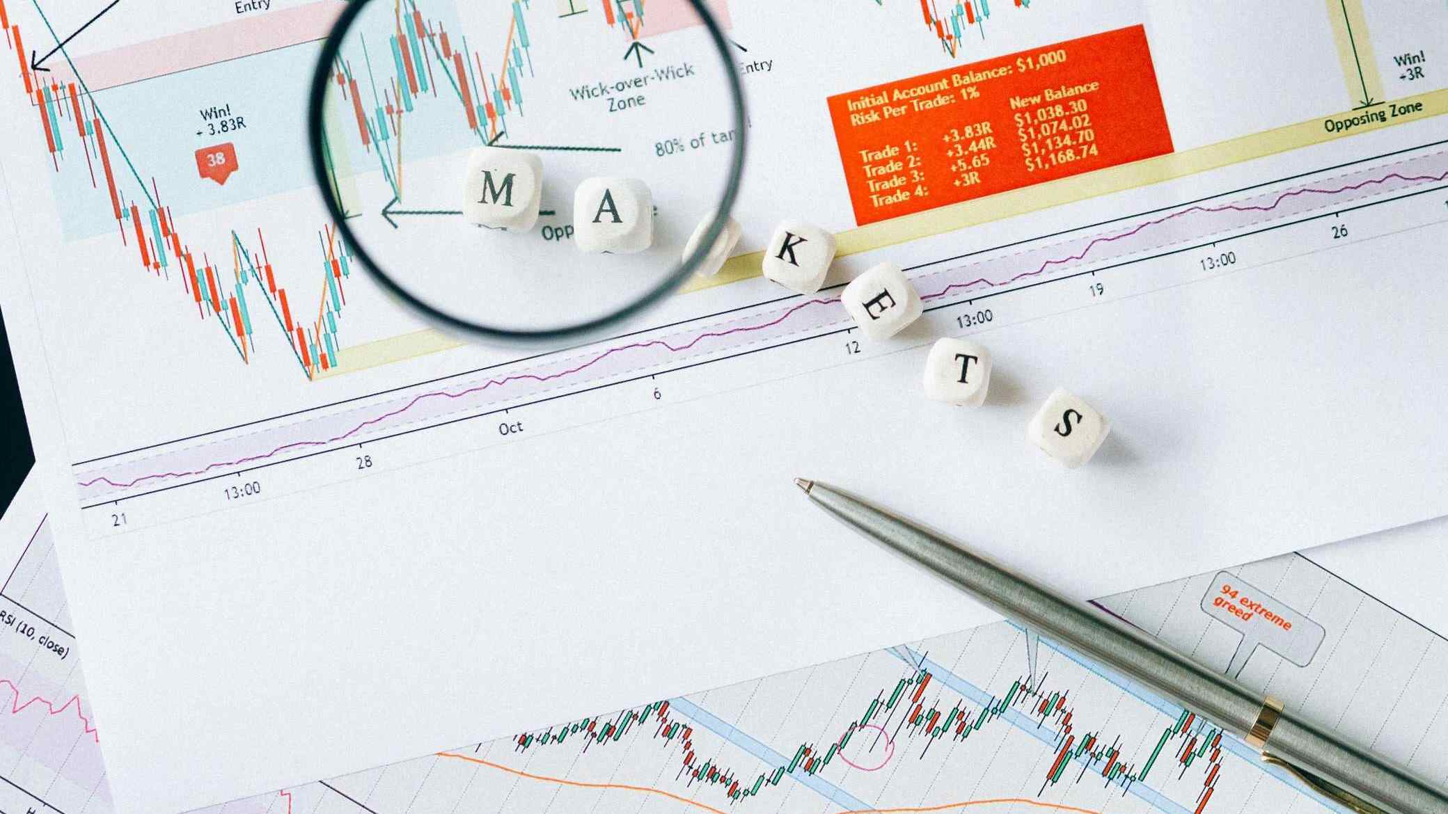 金吾财讯 | A股三大指数开盘表现分化，沪指跌0.06%，创业板指涨0.28%，深成指涨0.05%。板块方面，贵金属、保险、跨境支付等概念板块受压居前；非金属材料、短剧互动游戏、拼多多等概念板块涨幅居前。