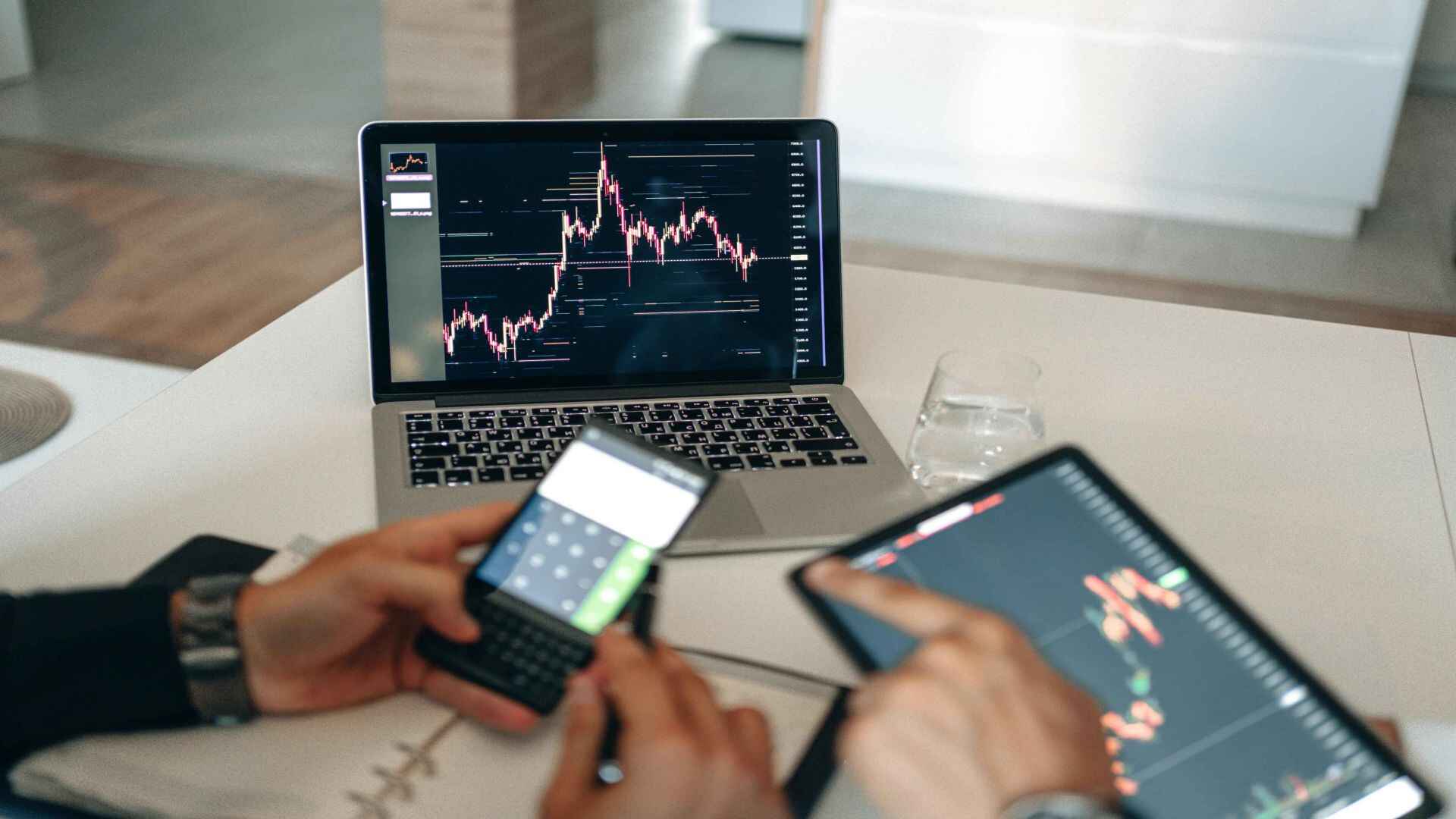 金吾财讯 | 新东方(09901)股价表现疲软，截至发稿，报35.35港元，跌3.15%，成交额1.88亿港元。招银国际研报指，新东方公布了4QFY25业绩：净营收（不含东方甄选收入）同比增长19%达10.9亿美元，超出公司指引（10.1亿-10.4亿美元）；非GAAP净利润同比增长59%至9800万美元，好于一致预期（5400万美元），主要得益于各业务线推行的成本优化举措。FY25总营收/非GAAP净利润分别同比增长14%/11%，达到49.0亿美元/5.17亿美元。展望未来，管理层预计FY26总营收同比增长5%-10%达到51.5亿-53.9亿美元，低于一致预期的55.6亿美元，主要由于宏观不确定性以及竞争加剧。鉴于宏观和竞争带来的逆风因素，该机构将FY26-27总营收预测下调了3-4%，并将基于SOTP的目标价下调至70美元（前值：76.0美元）。维持“买入”评级。