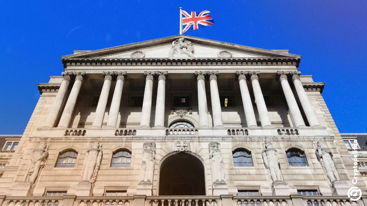 Um ano se passou desde que o Banco da Inglaterra começou a cortar as taxas de juros, mas as famílias britânicas continuam sentindo a pressão dos altos custos de empréstimo. A análise da Bloomberg dos dados do Banco da Inglaterra mostrou que, apesar dos quatro cortes de juros desde julho do ano passado e da probabilidade de que ocorram, as famílias estão cerca de US$ 14,5 bilhões pior a cada ano do que 12 […]