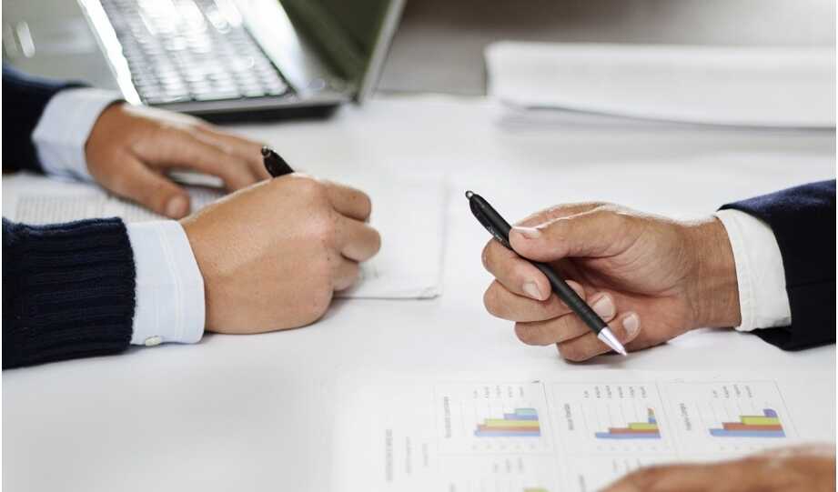 金吾財訊 | 中信證券指出，展望8月份，半年報業績期將是港股行情是否延續的重要節點，結合政策方面“反內卷”的廣泛影響與快速落地，預計短期市場可能由前期的流動性驅動轉往業績驅動與政策驗證的共振階段。隨着市場焦點從“預期”轉往“兌現”，業績超預期、指引上修的個股有望繼續受益；“反內卷”政策的邊際變化也將成爲對應行業定價的核心變量。該機構表示，行業配置上；建議關注：1、直接受益於“反內卷”落地的光伏、稀土、鋰、快遞，以及間接受益的保險；2、高景氣度，業績預期或兌現，指引有望上調的醫藥與科技；3、內地低利率環境下，具稀缺性且業績穩健的優質龍頭企業有望繼續迎來價值重估。