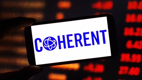 TradingKey – หุ้น Coherent ยักษ์ใหญ่ด้านโมดูลแสง ร่วงลงกว่า 19% ในการซื้อขายนอกเวลาทำการวันพุธ แม้ว่าผลประกอบการไตรมาส 4 จะออกมาดีกว่าที่ตลาดคาด แต่แนวโน้มรายได้ไตรมาสถัดไปกลับต่ำกว่าที่นักวิเคราะห์ประเมิน ทำให้นักลงทุนกังวลต่อความยั่งยืนของการเติบโต โดยบริษัทคาดการณ์รายได้ไตรมาสนี้อยู่ระหว่าง