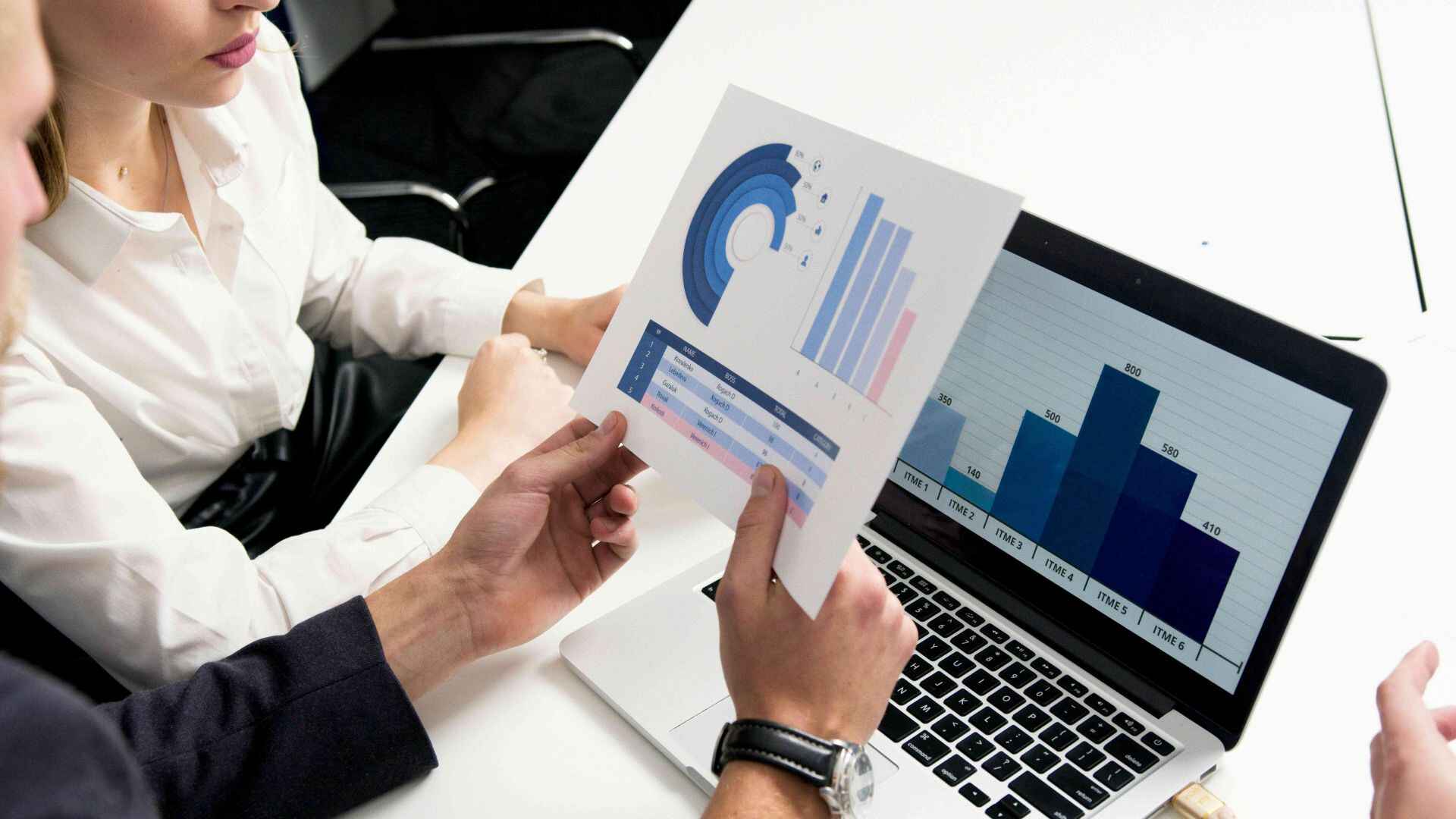 金吾财讯 | 国信证券研报指，宝胜国际(03813)上半年收入下滑8%，折扣扩大致毛利率下滑，库存保持健康水平。公司全渠道表现稳健，线下门店受客流下滑影响承压。1）线上全渠道收入增长16%，直播销售表现突出。2）线下直营门店数量及店铺面积维稳，同店增速受客流疲软影响。3）多元矩阵布局：计划优化产品组合，发展自主品牌、风口细分赛道、自有渠道胜道仓+胜道生活。该机构看好销售恢复正向增长后业绩弹性。今年受消费力疲软影响营收增长承压，在库存健康基础上，盈利能力有望维稳；未来伴随销售恢复正向增长，在正向经营杠杆下将有较好的业绩弹性。基于短期零售环境压力仍较大，该机构下调盈利预测，预计2025-2027年净利润为3.9/4.7/5.2亿元（前值为4.9/5.4/6.0亿元），同比-21%/+21%/+11%；维持0.59~0.69港元目标价，对应2026年6-7xPE，维持“优于大市”评级。