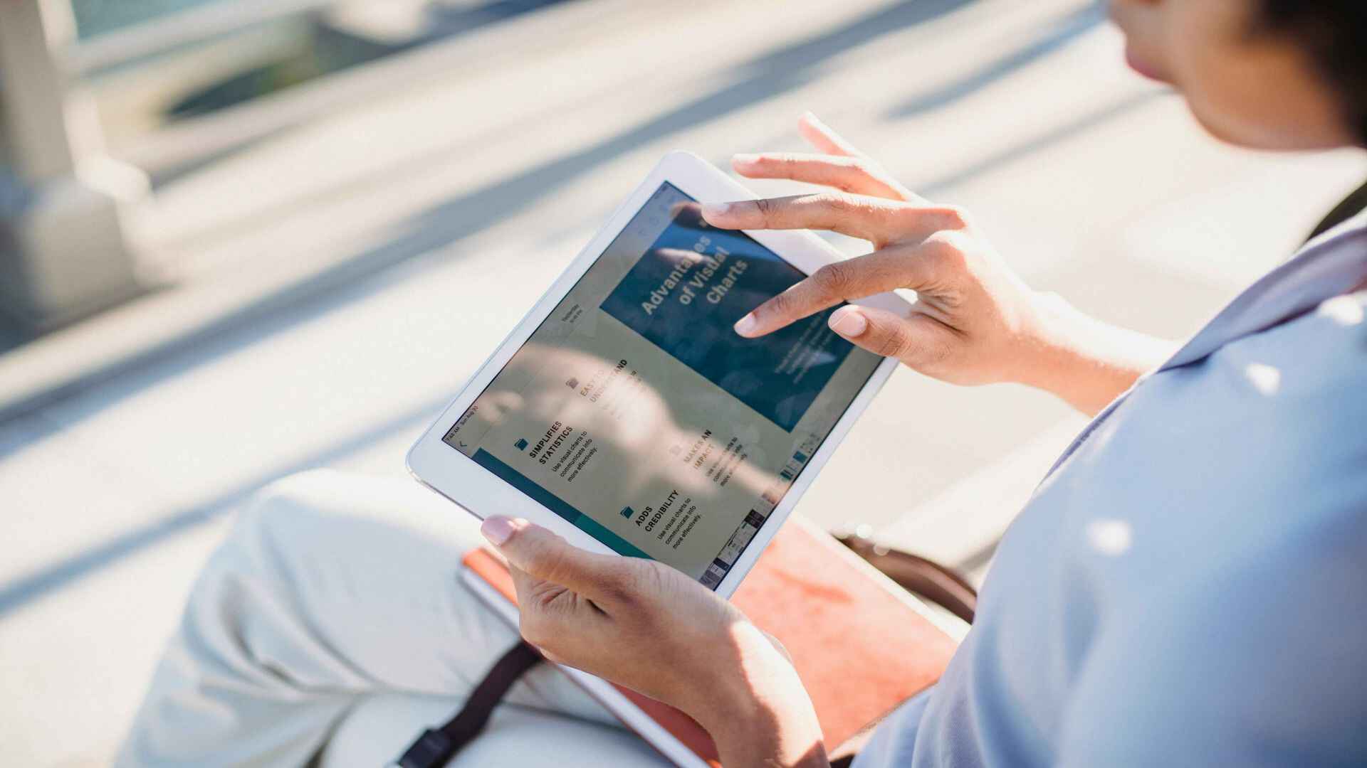 金吾财讯 | 国家铁路局发布数据，2025年7月份，全国铁路客货运量稳步提升，运输安全持续稳定，有效满足了暑期旅客出行和货物保供需求。7月份，全国铁路完成旅客发送量4.55亿人，同比增长6.6%；完成旅客周转量1770.69亿人公里，同比增长5.7%。今年前7个月，全国铁路完成旅客发送量26.91亿人，同比增长6.7%；完成旅客周转量9766.50亿人公里，同比增长3.3%。7月份，全国铁路完成货运发送量4.52亿吨，同比增长4.5%；完成货运周转量3042.17亿吨公里，同比增长6.5%。从分品类运输情况看，7月份，全国铁路发送煤炭2.35亿吨、集装箱0.93亿吨，同比分别增长3.3%、16.4%，重点物资运输保障有力，为国民经济平稳运行提供了有力支撑。今年前7个月，全国铁路固定资产投资完成4330亿元，同比增长5.6%，铁路规划建设高效推进。
