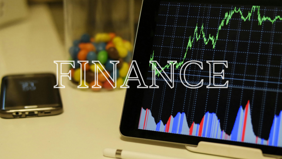 金吾财讯 | 苹果(AAPL)正计划借助一系列雄心勃勃的新设备在人工智能领域卷土重来，其中包括机器人、仿真版Siri、带显示屏的智能扬声器和家庭安全摄像头。据知情人士透露，作为虚拟伴侣的桌面机器人是人工智能战略的核心，目标是在2027年推出。与此同时，带显示屏的智能扬声器预计将于明年上市，这是苹果进军入门级智能家居产品的一部分。家庭安全被视为另一个巨大的增长机会。新的摄像头将固定在苹果安全系统上，使家庭功能自动化。知情人士说，这种做法应该有助于提高苹果产品生态系统对消费者的吸引力。