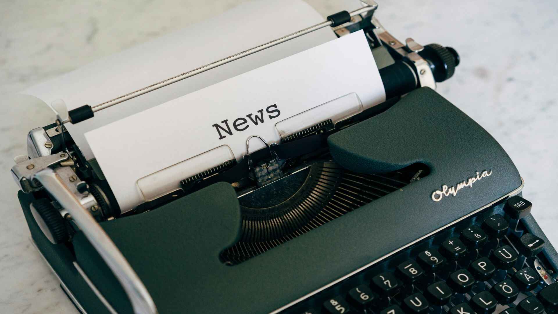 金吾财讯 | 据新京报消息，中国化学与物理电源行业协会8月13日发布《关于维护公平竞争秩序 促进储能行业健康发展的倡议》（征求意见稿）。8月14日，中国化学与物理电源行业协会告诉记者，截至目前已有152家企业参与此次倡议，参与企业集中涵盖锂离子电池、液流电池、钠离子电池、压缩空气储能、飞轮储能、超级电容器、储热、PCS、BMS、储能系统集成商、智能装备、温控系统、消防系统、设计规划、施工安装等产业链和供应链单位，如在前十名锂离子电池生产企业中有九家积极参与了本次倡议，在前十名储能系统集成企业中有八家企业参与本次倡议，意味着协会发起的本次倡议获得了储能产业链企业积极响应和大力支持，有望逐步形成行业共识与自律。