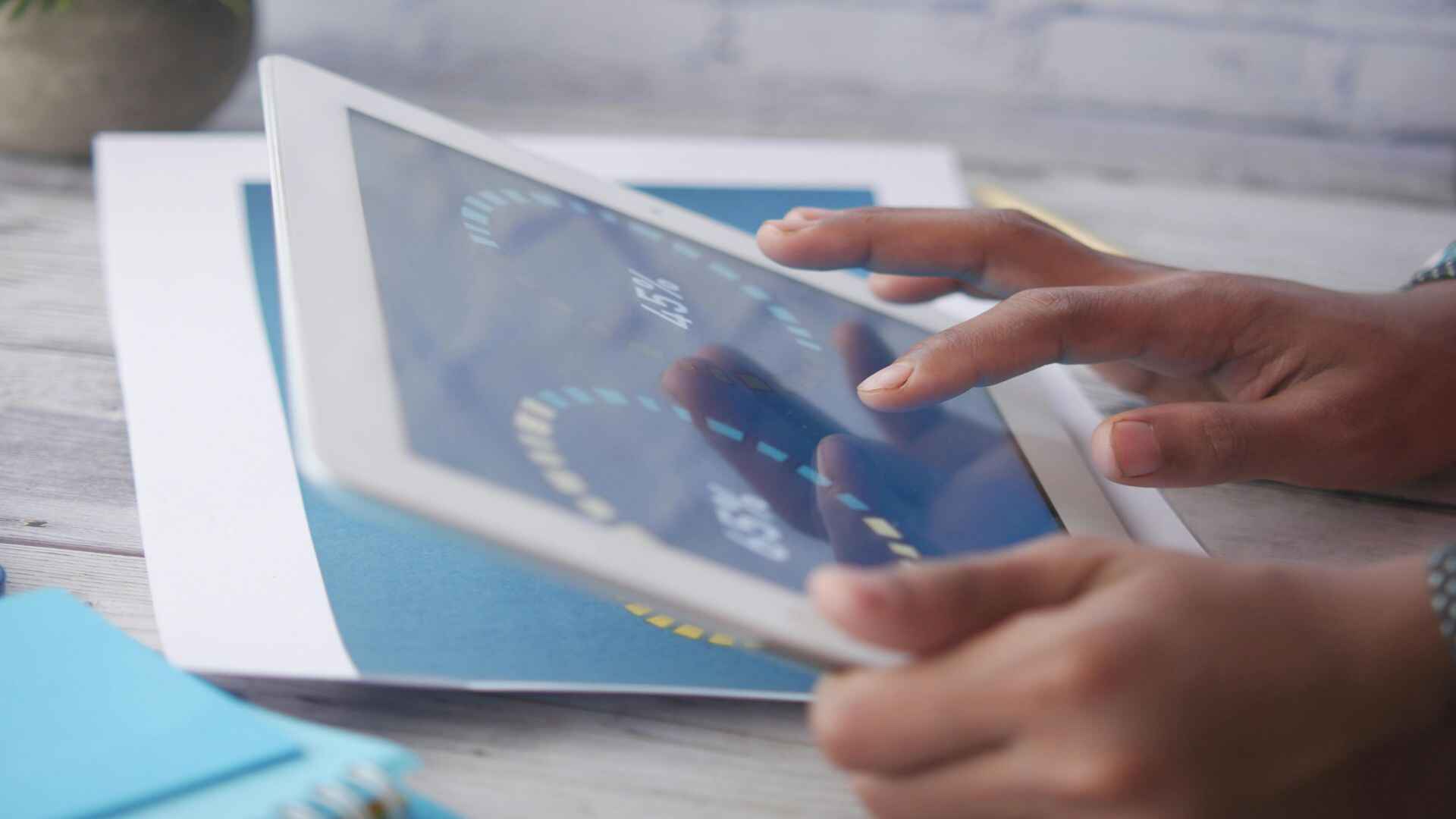 金吾财讯 | 翰森制药(03692)公告，截至2025年6月30日止六个月，母公司拥有人应占溢利为31.35亿元人民币（单位下同），同比增长15.02%，每股基本盈利0.53元，去年同期为0.46元。拟派中期股息23.16港仙。期内，收入为74.34亿元，同比增长14.27%，，主要是由于创新药与合作产品销售收入增加所致。期内，创新药与合作产品销售收入约61.45亿元，同比增长约22.1%，占总收入比例上升约82.7%。期内，毛利为67.73亿元，同比增长14.28%。期内，研发开支约14.41亿元，同比增长约20.4%。