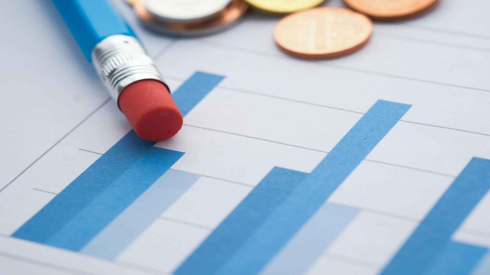金吾財訊 | 華寶國際(00336)公告，截至2025年6月30日止6個月，公司權益持有人應占盈利爲1.18億元（人民幣，下同），同比增長298.09%。每股基本盈利爲3.66分，去年同期爲0.92分。擬派中期股息連同特別股息4.4仙。期內收入爲16.21億元，同比增長2.46%。期內，集團香精及食品配料業務銷售收入約 5.96億元（2024年上半年：約6.52億元），同比下滑8.6%，佔集團的總收入約36.7%（2024年上半年：41.2%）。板塊收入下滑主要是由於主要客戶需求變化減少採購所致。板塊營運盈利約 1,876.6萬元（2024年上半年：約1.38億元），同比減少86.4%；營運盈利率約3.2%（2024年上半年：約21.1%），同比下滑17.9個百分點。營運盈利和營運盈利率下滑是由於產品銷售結構變化以及板塊終止股權激勵計劃確認的約7,005.6萬元費用所致。期內，集團煙用原料業務銷售收入約2.38億元（2024年上半年：約1.64億元），同比增長45.3%，佔集團總收入約14.7%（2024年上半年：10.4%）。板塊收入增長主要是由於海外銷售收入增長所致。板塊營運盈利約3,134.2萬元（2024年上半年：營運虧損約341.7萬元），營運盈利率約13.1%。板塊扭虧爲盈是由於收入和毛利增加以及確認出售附屬公司收益1,317.6萬元所致。期內，集團香原料業務銷售收入約4.05億元（2024年上半年：約3.77億元），同比增長7.6%，佔集團的總收入約25.0%（2024年上半年：約23.8%）。板塊收入增長主要是由於產能逐步釋放，併成功開拓新客戶所致。板塊營運盈利約6,170.9萬元（2024年上半年：營運虧損約1,633.3萬元）。板塊營運盈利大幅增長主要是由於去年同期確認商譽和資產減值約4,949.8萬元，而報告期內並無確認相關減值撥備。告期內，集團調味品業務銷售收入約3.82億元（2024年上半年：約3.89億元），基本與去年同期持平，佔集團的總收入約 23.5%（2024年上半年：約24.6%）。板塊營運盈利約3,893.0萬元（2024年上半年：約5,545.7萬元），同比減少29.8%。營運盈利率約10.2%（2024年上半年：約14.3%），同比減少4.1個百分點。營運盈利和營運盈利率下滑主要是由於開拓銷售網絡費用增加所致。期內，毛利爲7.03億元，同比減少0.82%。毛利率爲43.4%，同比下降1.4個百分點。