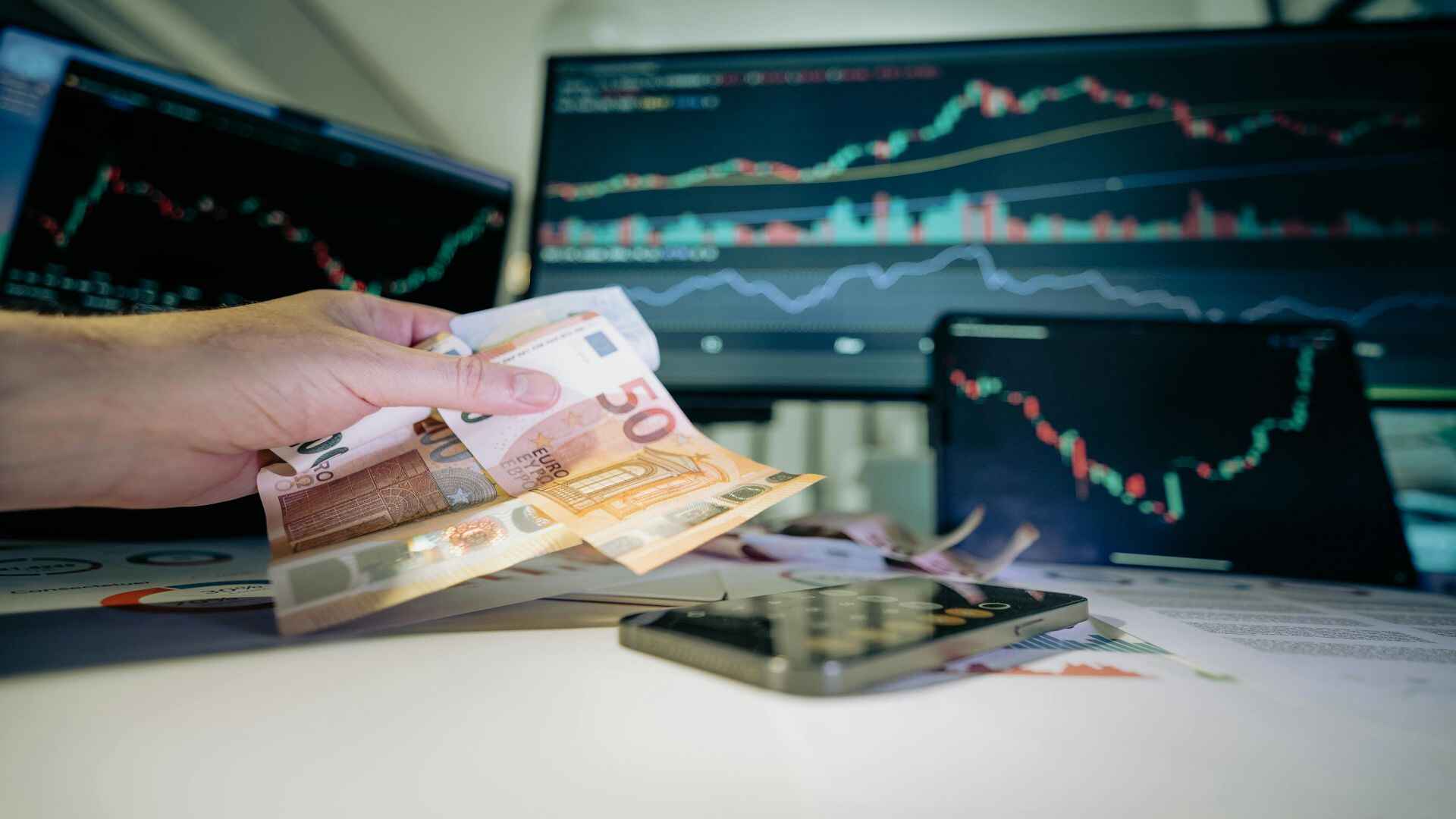金吾财讯 | 物业管理股集体走高，融创服务(01516)涨10.88%，万物云(02602)涨9.42%，碧桂园服务(06098)涨4.85%，华润万象生活(01209)涨3.79%，保利物业(06049)涨3.14%，中海物业(02669)涨2.96%，世茂服务(00873)涨2.38%，恒大物业(06666)涨2.17%，越秀服务(06626)涨2.01%。中金公司表示，除关联公司相关风险在过去几年逐步发酵带来业绩压力外，物业企业自身经营层面亦受到经济环境的冲击。该行观察到过去几年行业整体综合收缴率有所下降、增值服务整体承压。往前看，该行认为在管资产质量以及增值服务组合类型的分化将持续带来企业利润和现金流的发展趋势分化，从而使得派息能力以及基于派息定价的估值有所分化。该行指，估值具备吸引力，但后续上行催化剂及下行风险因素仍有待观察。整体而言，认为非国企物业企业估值具备吸引力，其广义账面现金（含定存）占市值比例约55-97%，基于2024年核心净利润的扣现后市盈率为0.2-5.2倍。但该行认为部分企业自身发展经营仍受到环境影响呈现压力态势，后续业绩和派息层面的正面催化剂存在不确定性；而交易层面板块及个股关注度的边际提升或提供股价催化剂，但也同时提示部分个股或存在被港股通剔除的风险。