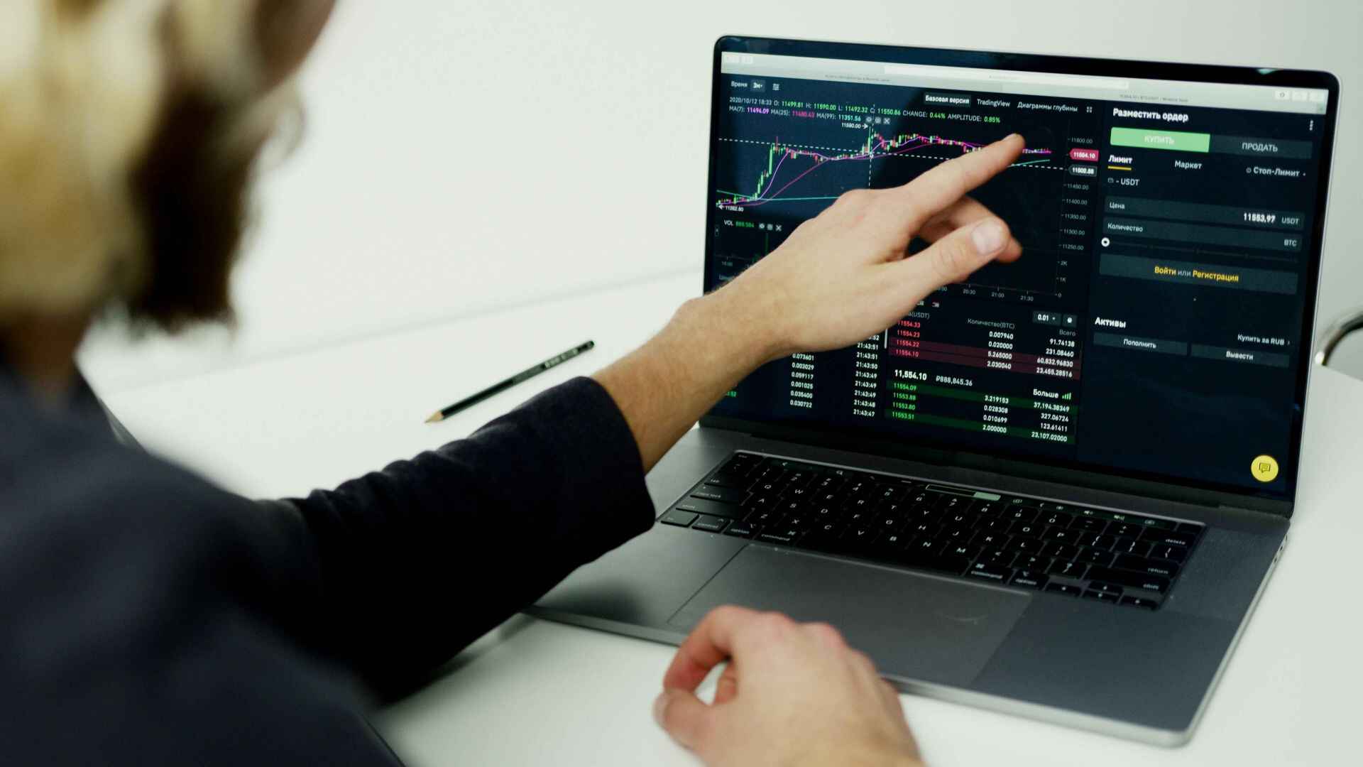 金吾财讯 | 周一恒指高开 23.27点，初段走势略好，升至 约25380水平后反覆回软，至 10:54 跌至 25242.11点的早市低位后靠稳，至约11:20后开始反弹，至13:08 升至 25466.1点的全日高位后，反覆回软，并在收市后交易时段再跌逾50点，以全日低位收市。恒指收报76.85点，跌93.22点或0.37%，成交金额 3127.83亿元。国指跌0.06%，恒科指升0.65%，走势相对较佳。恒指高开低走，以阴烛近“倒转锤头”收市，收市水平守在 20 SMA (约25160)之上。MACD由牛差转熊差，全日上升股份 1121只，下跌888只，整体市况偏好，并优于指数，这或反映指数成交股的表现相对较差。华虹半导体(01347)公布，为解决 IPO 承诺的同业竞争事项， 正在筹画以发行股份及支付现金的方式购买上海华力微电子有限公司控股权，同时配套募集资金。华虹半导体跌6.2%，为跌幅最大的恒科指成份股；成交金额 60.24亿元，为全日第7大成交股份。同业中芯国际(0981)亦跌1.8%。阅文集团(00772)早前公布2025 年中期年营收31.91亿元，同比下降23.9%；归母净利润8.50亿元，同比上升68.50%。有大行指阅文集团上半年业绩略胜于预期，主要受惠于授权业务增长、短剧表现稳健及IP商品化进展，令非新丽传媒业务利润增长较预期强劲。 阅文集团升15.34%，为板块中表现较佳者。投资者观望主要零售商公布季度业绩，以及等待联储局主席鲍威尔在Jackson Hole全球央行年会中发表讲话。美股三大指数个别发展，道指及标指跌，纳指升。夜期及ADR上升，料恒指可高开，阻力参考 25300 /25450水平。若未能上破，指数或调头回软。个股特步国际(01368)的主要业务为要从事体育用品（包括鞋履、服装及配饰）的设计、开发、制造及市场推广，并主要以自有的特步品牌及四个国际知名品牌，包括盖世威、帕拉丁、索康尼及迈乐进行销售。集团在周一中午公布2025年中期业绩，持续经营业务之收入增加7.1%至人民币6,837.6百万元，主要由特步主品牌的稳健表现，以及专业运动分部的强劲增长所带动。特步主品牌收入增加4.5%至人民币6,052.5百万元。专业运动分部收入增长32.5%至人民币785.1百万元。集团持续经营业务之经营溢利增长9.1%至人民币1,304.8百万元。专业运动分部的经营溢利增长236.8%至人民币78.6百万元。计及已终止经营业务（K·SWISS和帕拉丁）于2024年上半年人民币106.4百万元的亏损后，2025年上半年普通股股权持有人应占溢利达人民币913.6百万元，增长21.5%。集团的资产负债表保持稳健，现金状况良好。现金及现金等价物净额增加94.3%达人民币1,912.8百万元。集团每股基本盈利为人民币34.55分，拟宣派中期股息每股18.0港仙，可收取代息股份以代替现金，派息比率为50.0%。集团股价在业绩公布后向好，并在金融科技系统出现信号。集团现价市盈率约11.882倍，在同业中处中间水平，可继续留意。笔者为香港证监会持牌人士，没持有上述股份，并为个人意见，不构成投资建议。文：梧桐研究院分析员岑智勇