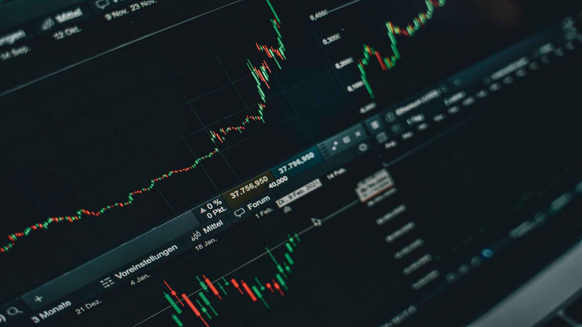 金吾财讯 | 东方甄选(01797)午后股价一度上探至近两年的高位53.7港元，涨幅超23.5%，惟随后股价跳水，并一度触发市调机制进入冷静期。截至发稿，报39.4港元，跌9.04%，成交额65.11亿港元。值得注意的是，该股8月以来累计涨幅曾一度翻倍。