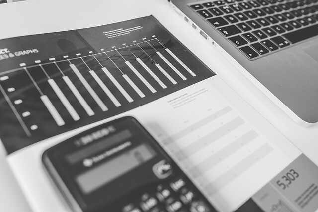 金吾财讯 | 中国通信服务(00552)公布截至2025年6月30日止六个月之中期业绩。期内，归属于公司股东利润21.29亿元(人民币，下同)，同比增长0.18%；每股基本盈利0.307元，与去年同期持平。不派中期股息。期内，集团经营收入769.39亿元，同比增长3.4%。其中，电信基建服务收入382.72亿元，同比增长1.6%，占经营收入比重为49.7%；业务流程外判服务收入223.83亿元，同比增长1.0%，占经营收入比重为29.1%。应用、内容及其他服务收入保持较快增速，实现162.84亿元，同比增长11.7%。期内，集团实现毛利润78.88亿元，较2024年上半年的81.16亿元下降2.8%，集团2025年上半年毛利率为10.3%，较2024年上半年的10.9%下降0.6个百分点。