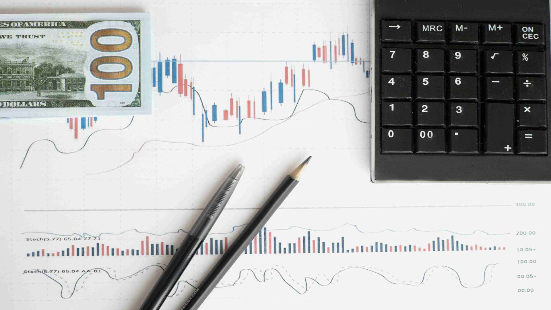 金吾财讯 | 中泰证券发研报指，政策在资金、规划、支付三个层面明确支持脑机接口发展。（1）资金层面：全球主要国家投入数十亿美元支持基础研究与应用开发，美国BRAIN计划、欧盟“人脑计划”等持续加码，中国也逐步跟进；（2）规划层面：脑机接口已从“十二五”基础研究阶段迈入“十四五”产业落地阶段，工信部等七部门在2025年7月末出台专门政策，推动产业快速成长；（3）支付层面：国家医保局首次为脑机接口设立独立收费项目，湖北、浙江、江苏、广东等地率先落地价格标准，为其进入临床应用奠定制度保障。政策与资金支持的结合，使中国在全球脑机接口产业中有望率先形成应用突破。该机构表示，脑机接口应用场景广泛，医疗健康是核心市场。据MARKET RESEARCH FUTURE预测，脑机接口医疗健康领域应用在2035年全球规模有望达65亿美元，较其他领域空间更大，目前主要涵盖肢体运动障碍诊疗、癫痫与神经发育障碍诊疗、意识与认知障碍诊疗、精神疾病、感觉缺陷诊疗等五大类。当前的研究进展上，（1）非侵入式因安全性高、易于普及，已有部分产品商业化，预计渗透率提升最快，其中康复类产品安全性高、适配人群广，近几年商业化有望加速；（2）侵入式聚焦高精度、高价值领域，如癫痫、神经发育障碍诊疗、感觉缺陷诊疗等领域，打开更大空间，目前国内已有侵入式临床依托柔性电极、脑电大模型等在康复、语言解码上取得积极进展，后续重点关注临床安全性。