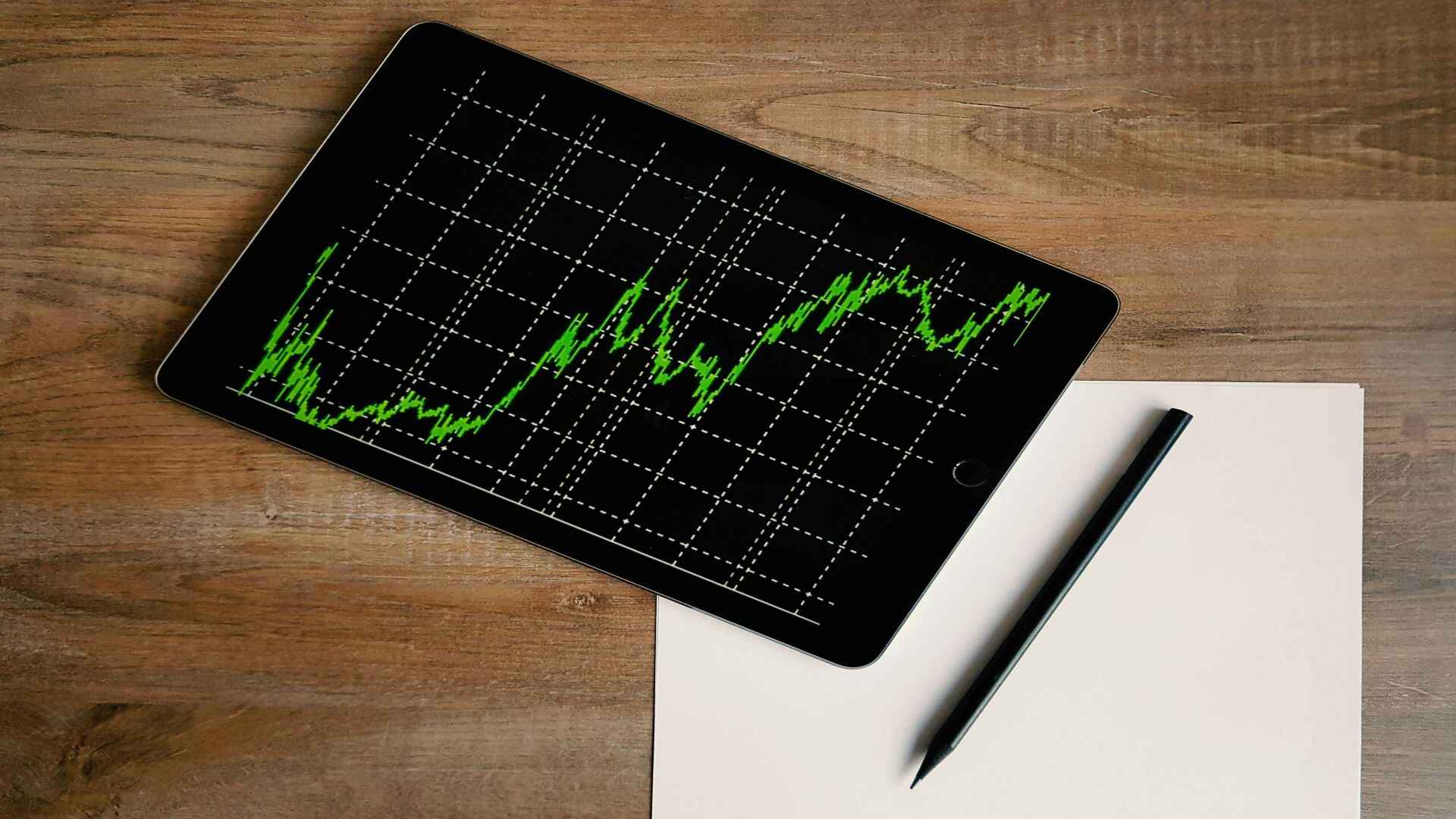 金吾财讯 | 速腾聚创(02498)盘初急升，截至发稿，涨超6%，报36.7港元，成交额1.6亿港元。消息面上，速腾聚创公布，第二季度实现营收约4.6亿元，同比增长24.4%，环比增长38.9%。其中，机器人业务呈现爆发式增长，产品销量达34,400台，同比劲增631.9%。速腾聚创的激光雷达总销量在第二季度达15.82万台，同比增长28.6%，环比增长45.7%。其中，ADAS领域交付12.38万台，同比增长4.6%，环比增长28%，EM系列产品在半年内斩获了来自8家主机厂的45个车型定点，全球首家量产520线激光雷达；机器人及其他领域销量飙升至3.44万台，同比暴涨631.9%，对比第一季度环比增长也达到了189.1%。