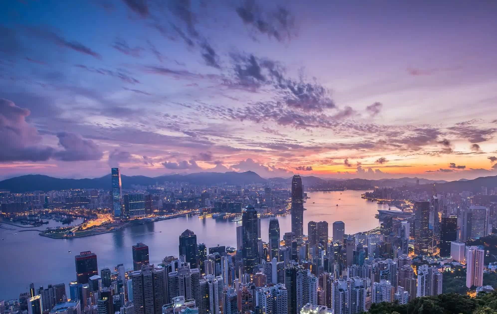 編者注：回顧上週大盤行情及重要經濟數據，覆盤港股一週熱點，關注本週港股市場機會。鮑威爾“鴿聲”引爆市場狂歡！9月降息概率升至90%泡泡瑪特同時獲納入恒生指數、恒生中國企業指數國產算力芯片迎多重利好！中芯國際、華虹半導體周內飆漲東方甄選股價巨震！俞敏洪緊急回應，公司：已報警泡泡瑪特中期淨利潤同比暴增近4倍！王寧：今年300億營收也很輕鬆一、一週大盤迴顧（8.18-8.22）本週恒生指數漲幅0.27%，報25339.14點；恒生科技指數漲幅1.89%，報5647.68點；國企指數漲幅0.45%，報9079.93點。美股方面，本週道指漲1.53%，報45631.74點；納斯達克指數跌幅0.58%，報...