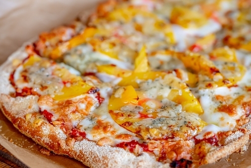TradingKey - 达美乐比萨企业（Domino's Pizza Enterprises）周三披露了自上市以来的首次年度亏损，引发公司股价当日暴跌22%，报收于15.10澳元，创下近两个月来的最大单日跌幅。这家澳大利亚披萨连锁巨头在截至6月29日的财年中亏损370万澳元，与去年同期9600万澳元的盈利形成鲜明对比，同时也远低于市场研究机构Visible Alpha此前预期的1450万澳元利润。