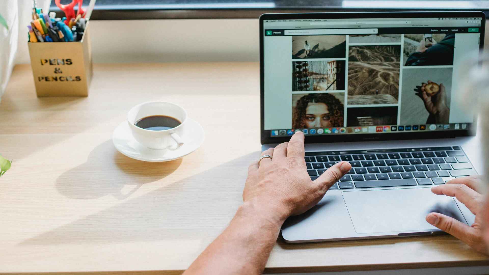 金吾财讯 | 中国人寿(02628)公布，截至2025年6月30日止的未经审计中期业绩。期内，归属于公司股东的净利润409.31亿元(人民币，下同)，同比增长6.93%；每股基本与摊薄收益1.45元，去年同期为1.35元。派发2025年中期现金股息每10股2.38元人民币(含税)。期内，集团收入合计2394.88亿元，同比增长2.2%；其中，保险服务收入1068.74亿元，同比增长0.24%；2025年上半年，实现净投资收益960.67亿元，净投资收益率为2.78%；实现总投资收益1,275.06亿元，总投资收益率为3.29%。截至本报告期末，公司总资产、投资资产双双突破7万亿元，分别为7.29万亿元和7.13万亿元；归属于公司股东的股东权益达5,236.19亿元，同比增长2.7%；综合偿付能力充足率达190.94%，核心偿付能力充足率达139.54%，持续保持较高水平；内含价值为1.48万亿元，稳居行业首位；公司拥有长险有效保单件数达3.27亿份。