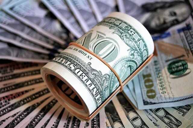 金吾财讯 | 花旗发表报告指，英伟达(NVDA)股价在盘后下跌3%，尽管其财报及业绩指引优于市场预期，且当季465亿美元及下一季540亿美元的销售额符合投资者预期。毛利率指引73.5%成为亮点，与花旗预期一致且较市场预期高出70个基点，预计年末毛利率将维持于约75%。英伟达预期至2030年底AI基础设施支出将达3至4万亿美元，对比花旗及市场对2029年2.3万亿美元的预测。该行认为数据中心销售(含中国市场排除影响)仍有上行空间，因英伟达已获得部分中国客户的出口许可，虽未纳入当前指引，但可能带来每季度20至50亿美元的潜在机会。该行将英伟达2025及26财年每股盈利预测分别上调2%及10%，反映每周GB300机柜产能增加10%(即10万台)及网络设备配套率提升。目标价由190美元上调至210美元。予“买入”评级。