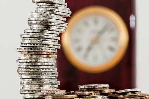 金吾財訊 | 日經225指數收漲1.15%，報45303.43點。日本政府最高發言人、內閣官房長官林芳正承諾確保實際工資持續增長約1%，這是他政策綱領的重要組成部分，旨在幫助其贏得執政黨領導人之爭。這位內閣官房長官週四提出名爲“林氏計劃”的政策提案，其中工資增長被列爲核心優先事項。林芳正在自民黨總裁選戰下週正式啓動前公佈了政策綱要。預計他將與農相小泉進次郎、前經濟安全保障擔當相高市早苗等四位候選人展開角逐。投票定於10月4日進行。近期共同社民意調查顯示，林芳正以11%的支持率位列第三，落後於支持率28%的高市早苗和23%的小泉進次郎。