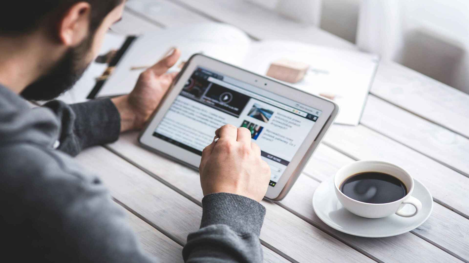 金吾財訊 | 據央視新聞報道，由我國牽頭制定的國際標準《石油天然氣工業（包含低碳能源）管道輸送系統術語》近日正式發佈並施行。該標準研製歷時五年，我國牽頭組建了來自13個國家的38名專家構成的國際工作組，建立“國內—國際”協同工作機制，先後組織召開21次國內外專家技術研討會，完成25輪文本迭代，最終形成結構嚴謹、內容完備的國際標準。該標準的發佈與實施，將爲國際油氣管道行業提供一套權威、統一的交流框架，顯著降低因術語差異導致的溝通成本與技術壁壘，爲國際合作與交流奠定堅實基礎，不僅有助於實現中國與共建“一帶一路”國家在油氣管道術語方面的協調統一，也將支撐跨國能源基礎設施的互聯互通與高效運營，進而促進能源貿易安全與區域經濟融合發展。