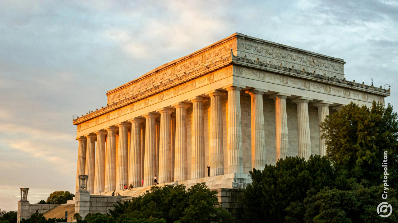 La Corte Suprema le ha dado a Trump una importante victoria legal al permitirle a su administración congelar 4.000 millones de dólares en ayuda exterior, dinero que el Congreso ya había aprobado.