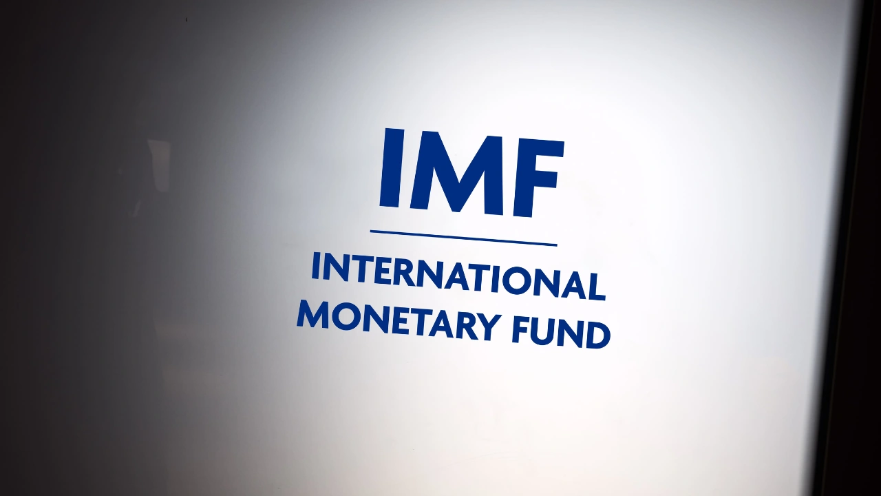 The International Monetary Fund (IMF) has warned that the massive investment boom in AI shares parallels the dot-com bubble experienced in the late 1990s and could potentially burst. However, its collapse is not likely to trigger a financial crisis, according to the IMF’s remarks on Tuesday. The IMF has highlighted similarities between the two periods, […]