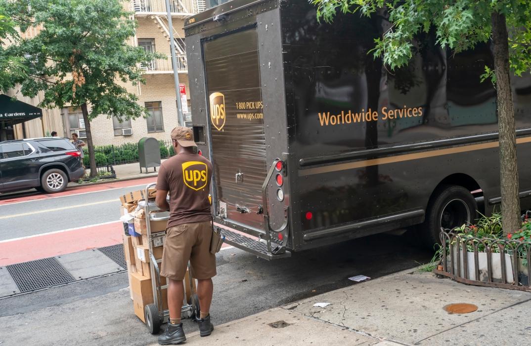TradingKey - UPS ประกาศลดพนักงาน 20,000 คน และปิดศูนย์กระจายสินค้า 73 แห่ง เพื่อจัดการกับการลดปริมาณการจัดส่งให้กับ Amazon และผลกระทบจากภาษีนำเข้า