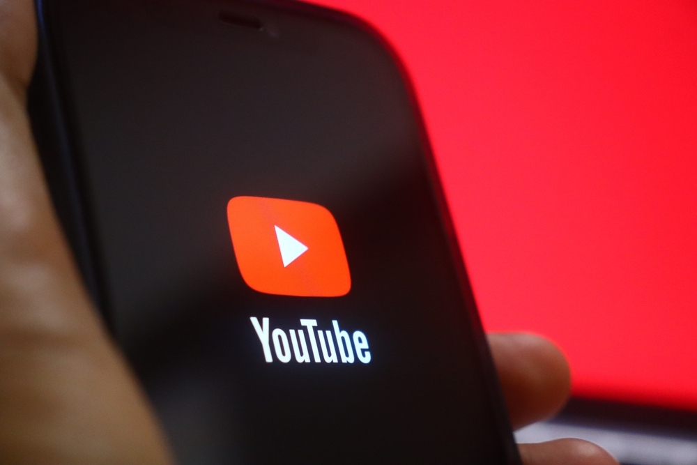 TradingKey - ตามเอกสารศาล แพลตฟอร์มวิดีโอที่กูเกิลเป็นเจ้าของอย่างยูทูบ (YouTube) ได้ตกลงจ่าย 24.5 ล้านดอลลาร์เพื่อปิดคดีความที่ประธานาธิบดีสหรัฐฯ โดนัลด์ ทรัมป์ ยื่นฟ้อง ทรัมป์กล่าวอ้างว่าการระงับช่องทางการสื่อสารของเขาหลังเหตุการณ์จลาจลที่รัฐสภาสหรัฐฯ เมื่อวันที่ 6 มกราคม 2021 เป็นการเซ็นเซอร์ที่ผ